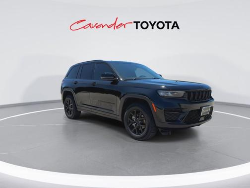 Diamond Black Crystal Pearlcoat 2025 Jeep Grand Cherokee Altitude
