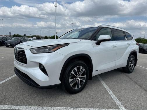 Wind Chill Pearl 2022 Toyota Highlander Hybrid XLE