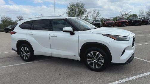 Wind Chill Pearl 2022 Toyota Highlander Hybrid XLE