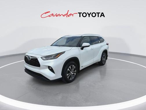 Wind Chill Pearl 2022 Toyota Highlander Hybrid XLE
