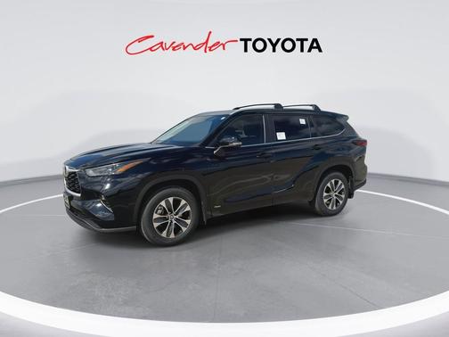 Midnight Black Metallic 2026 Toyota Highlander Hybrid XLE