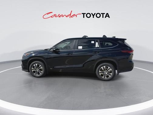 Midnight Black Metallic 2026 Toyota Highlander Hybrid XLE
