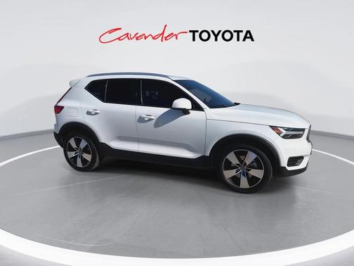 2020 Volvo XC40 T5 Momentum