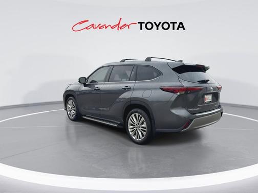 Magnetic Gray Metallic 2025 Toyota Highlander Platinum