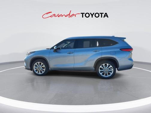 Moon Dust 2023 Toyota Highlander Limited
