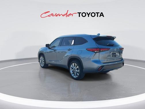 Moon Dust 2023 Toyota Highlander Limited
