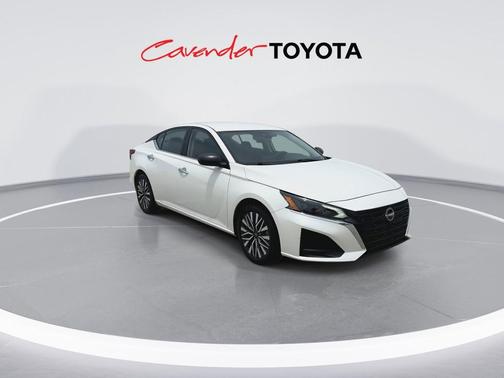 Pearl White Tricoat 2025 Nissan Altima 2.5 SV