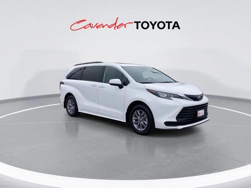 2025 Toyota Sienna LE