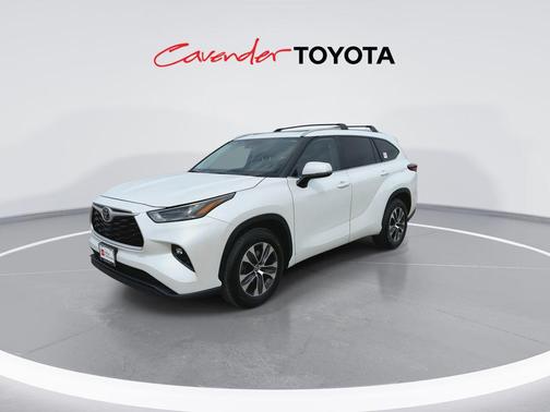 Wind Chill Pearl 2023 Toyota Highlander XLE