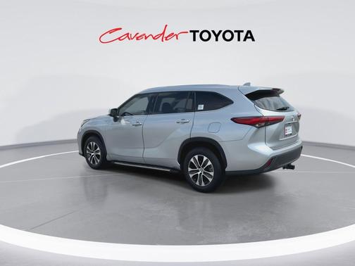 Celestial Silver Metallic 2021 Toyota Highlander XLE
