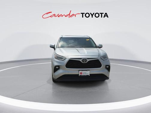 Celestial Silver Metallic 2021 Toyota Highlander XLE