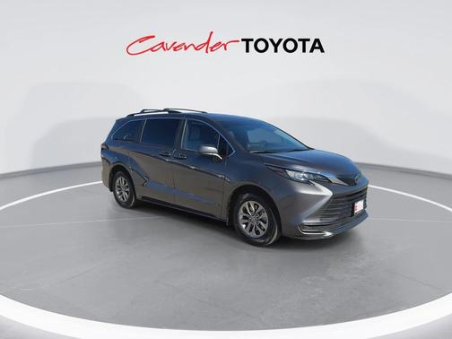 2025 Toyota Sienna LE