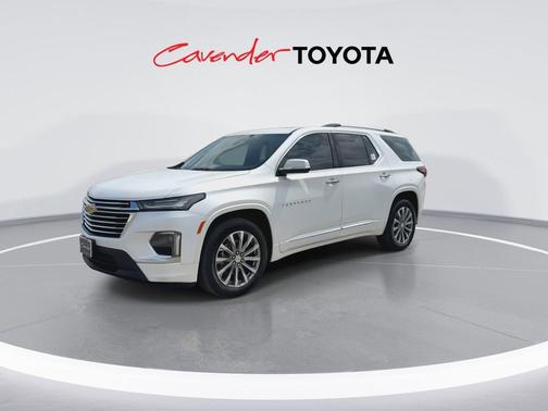 Iridescent Pearl Tricoat 2023 Chevrolet Traverse Premier