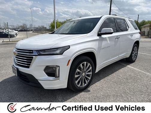 Iridescent Pearl Tricoat 2023 Chevrolet Traverse Premier