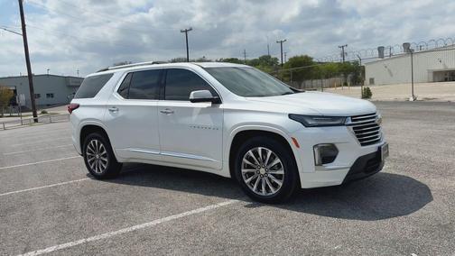 Iridescent Pearl Tricoat 2023 Chevrolet Traverse Premier
