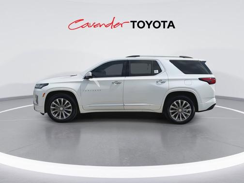 Iridescent Pearl Tricoat 2023 Chevrolet Traverse Premier