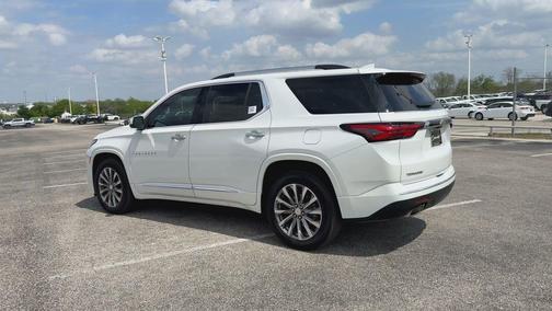 Iridescent Pearl Tricoat 2023 Chevrolet Traverse Premier