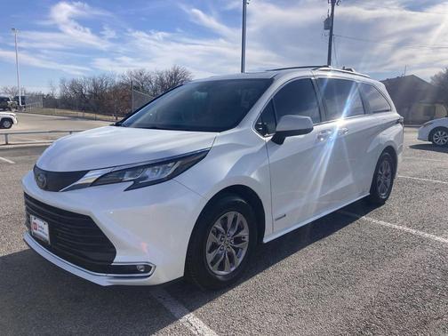 2021 Toyota Sienna XLE 8 Passenger
