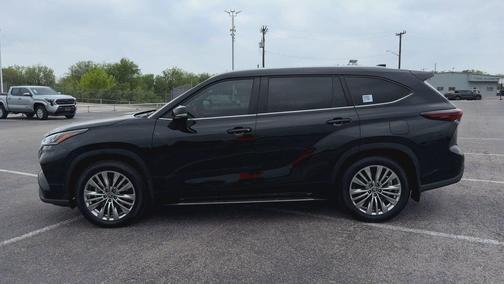 Midnight Black Metallic 2026 Toyota Highlander Platinum
