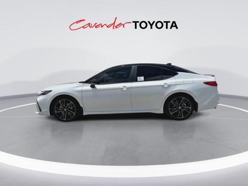 Wind Chill Pearl w/Midnight Black Metallic Roof 2026 Toyota Camry XSE