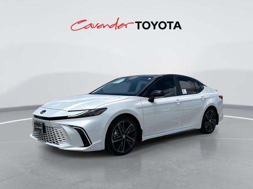 Wind Chill Pearl w/Midnight Black Metallic Roof 2026 Toyota Camry XSE