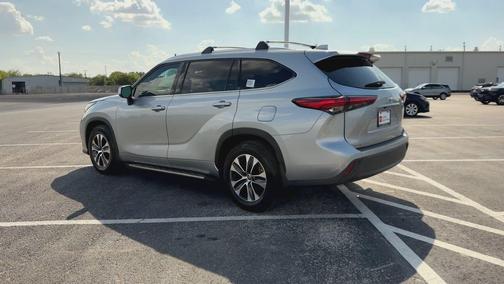 Celestial Silver Metallic 2021 Toyota Highlander XLE
