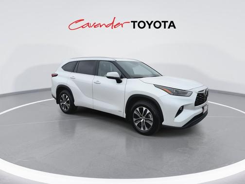 Wind Chill Pearl 2026 Toyota Highlander Hybrid XLE