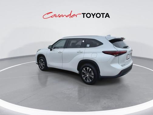 Wind Chill Pearl 2026 Toyota Highlander Hybrid XLE