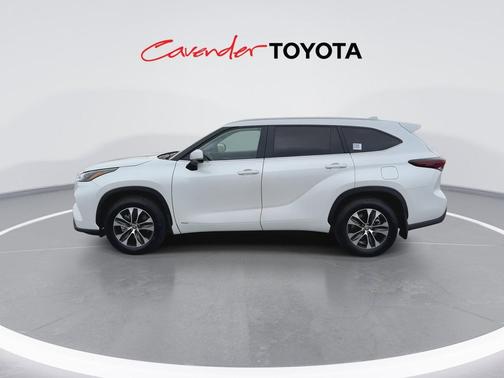 Wind Chill Pearl 2026 Toyota Highlander Hybrid XLE