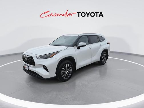 Wind Chill Pearl 2026 Toyota Highlander Hybrid XLE
