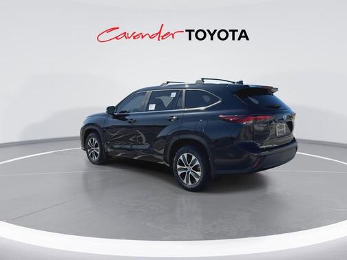 Midnight Black Metallic 2026 Toyota Highlander Hybrid XLE
