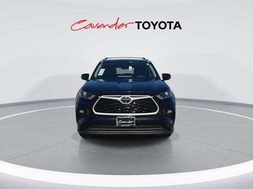 Midnight Black Metallic 2026 Toyota Highlander Hybrid XLE
