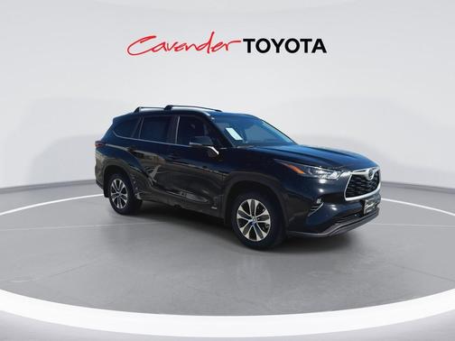 Midnight Black Metallic 2026 Toyota Highlander Hybrid XLE