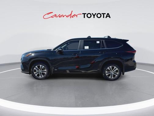 Midnight Black Metallic 2026 Toyota Highlander Hybrid XLE