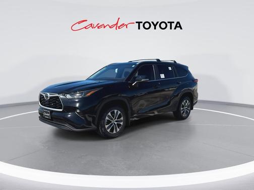 Midnight Black Metallic 2026 Toyota Highlander Hybrid XLE