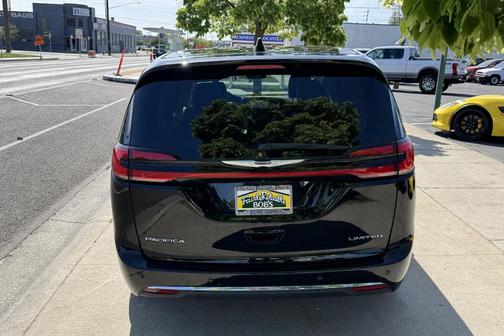 Diamond Black 2024 Chrysler Pacifica Limited