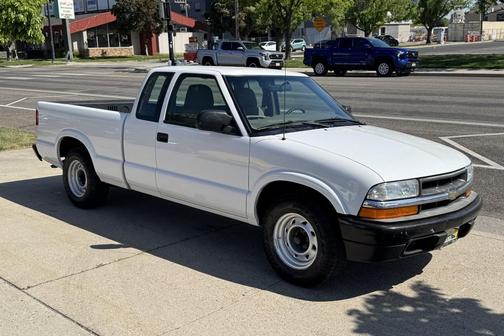 White 2003 Chevrolet S-10