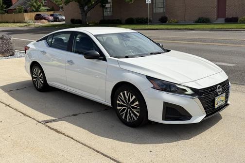 Glacier White 2025 Nissan Altima SV