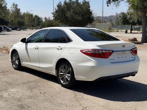 White 2015 Toyota Camry SE
