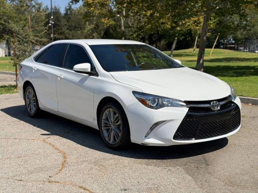 White 2015 Toyota Camry SE