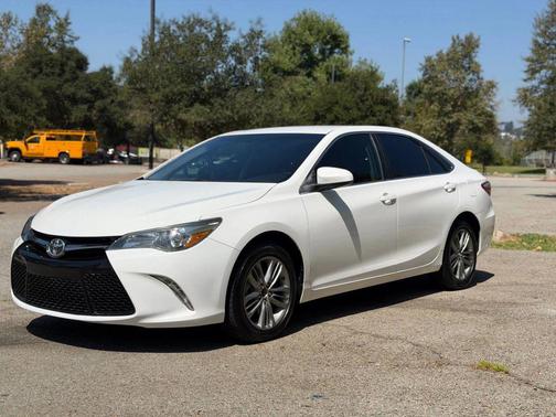 White 2015 Toyota Camry SE