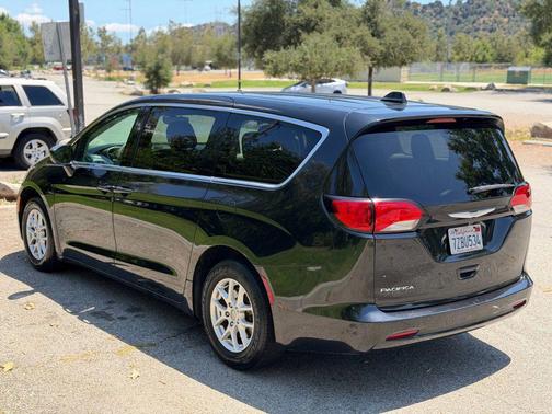 Brilliant Black Crystal Pearlcoat 2017 Chrysler Pacifica Touring