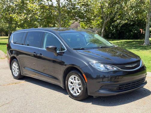Brilliant Black Crystal Pearlcoat 2017 Chrysler Pacifica Touring