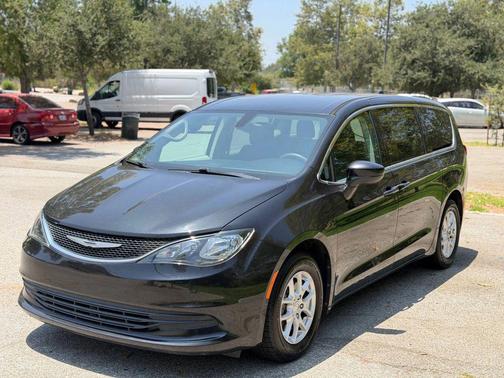 Brilliant Black Crystal Pearlcoat 2017 Chrysler Pacifica Touring