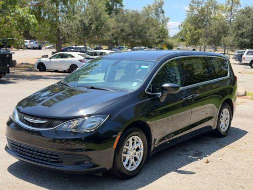 Brilliant Black Crystal Pearlcoat 2017 Chrysler Pacifica Touring