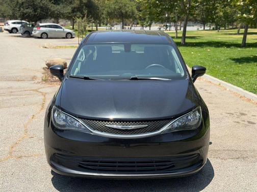 Brilliant Black Crystal Pearlcoat 2017 Chrysler Pacifica Touring