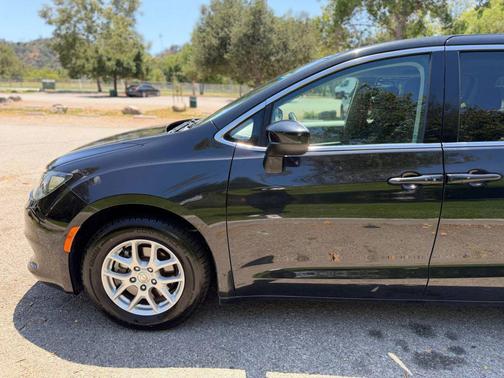 Brilliant Black Crystal Pearlcoat 2017 Chrysler Pacifica Touring
