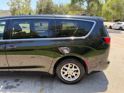 Brilliant Black Crystal Pearlcoat 2017 Chrysler Pacifica Touring