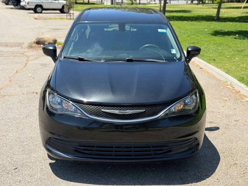 Brilliant Black Crystal Pearlcoat 2017 Chrysler Pacifica Touring