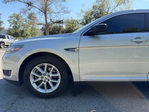 Ingot Silver Metallic 2013 Ford Taurus SE